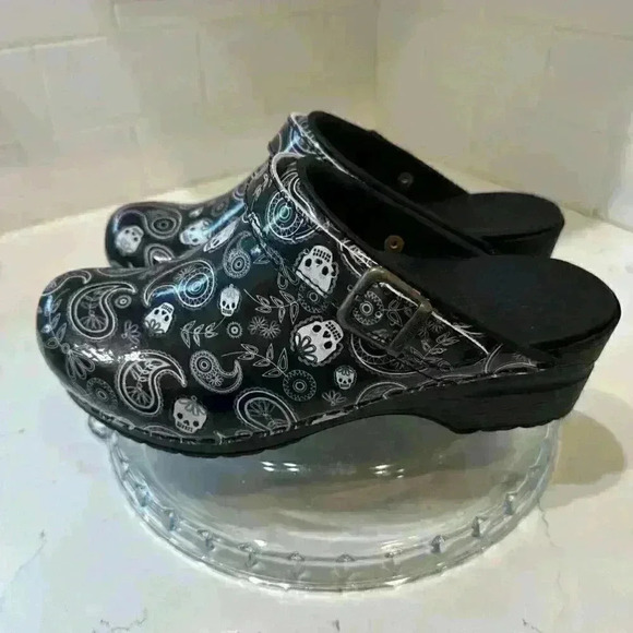 NEW SANITA ESTELLE CLOGS BLACK GREY SUGAR SKULLS & PAISLEY PATENT LEATHER 38 - Picture 3 of 15